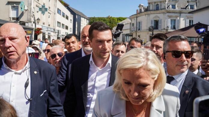 "Il pensait avoir gagné à Euromillions et c'est foutu" : comment Jordan Bardella a été relégué au rôle de numéro 2 derrière Marine Le Pen
