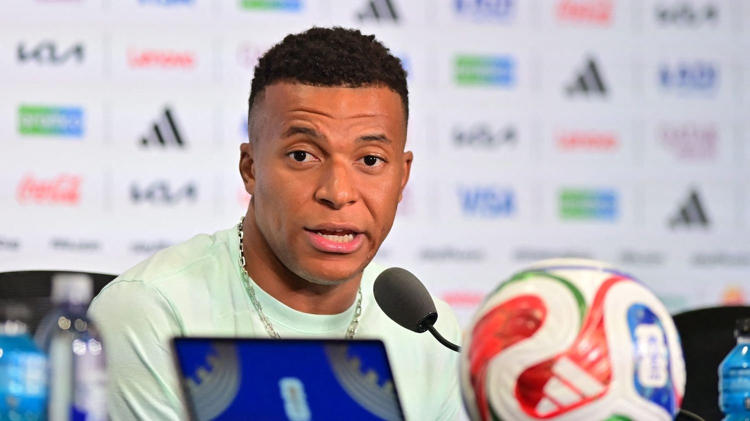 "L'objectif, c'est que l'équipe de France dégage une bonne image" : comment l'encadrement des Bleus gère la parole des joueurs pendant la Coupe du monde