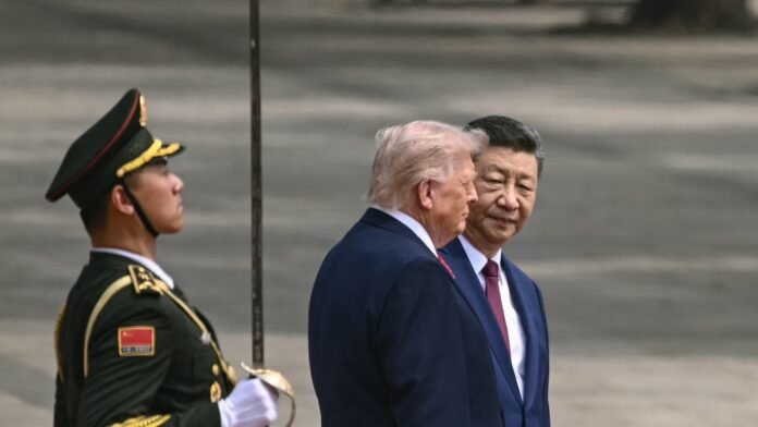 "La Chine s'oppose fermement aux sanctions unilatérales illégales": Pékin hausse le ton alors que Donald Trump ouvre la porte à des droits de douane visant les acheteurs d'hydrocarbures russes