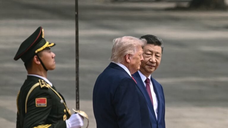 "La Chine s'oppose fermement aux sanctions unilatérales illégales": Pékin hausse le ton alors que Donald Trump ouvre la porte à des droits de douane visant les acheteurs d'hydrocarbures russes
