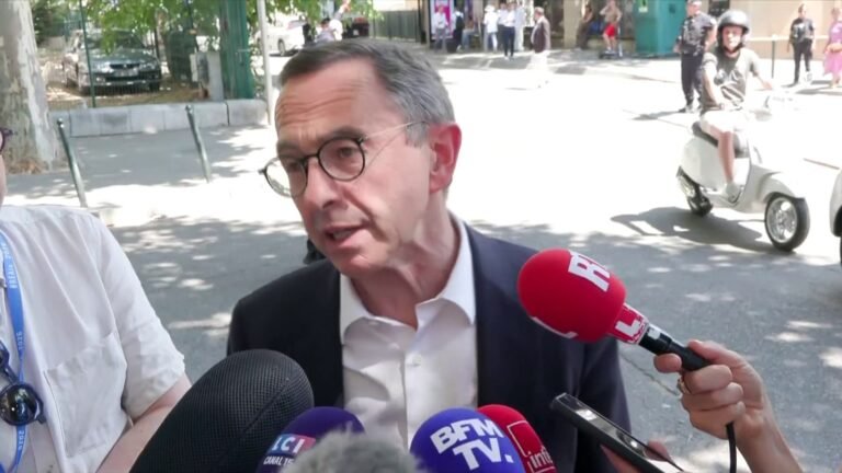 "La Grèce ça a été des diminutions de salaire, des retraites touchées, le chômage…": Bruno Retailleau voit la France aller "tout droit" vers "une catastrophe financière"