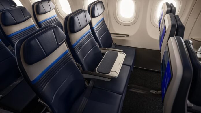 "La seule compagnie américaine à proposer cette option": United Airlines va remplacer certains sièges du milieu par des tablettes pour offrir plus de place aux passagers (mais il faudra payer pour en profiter)
