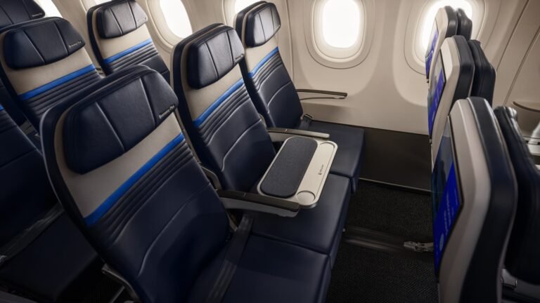 "La seule compagnie américaine à proposer cette option": United Airlines va remplacer certains sièges du milieu par des tablettes pour offrir plus de place aux passagers (mais il faudra payer pour en profiter)