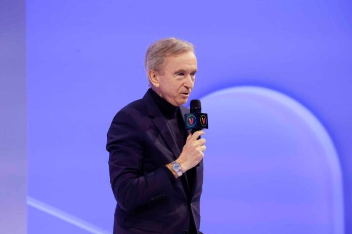 "Mes enfants m’ont demandé s’ils devaient désormais me faire la révérence" : Bernard Arnault, nouvelle coqueluche des réseaux