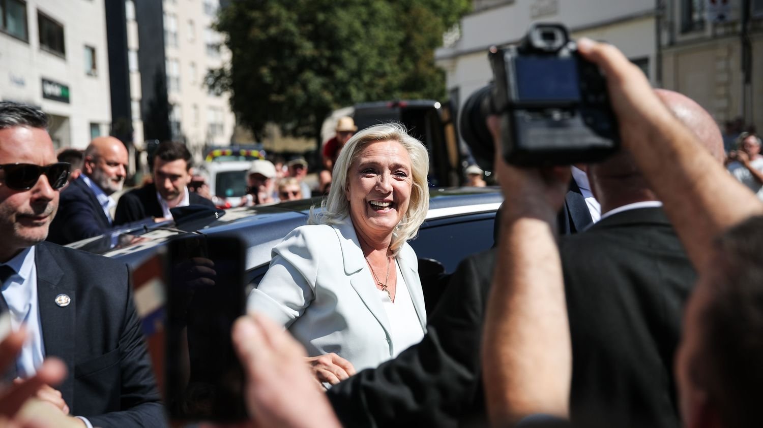 "Nos adversaires vont l'attaquer là-dessus" : comment Marine Le Pen tente de lancer sa campagne présidentielle malgré les incertitudes sur son avenir judiciaire