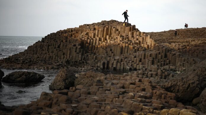 "Nous voulons miser sur l’éducation" : les visiteurs de la Chaussée des Géants, en Irlande du Nord, aident à préserver le site menacé par le surtourisme