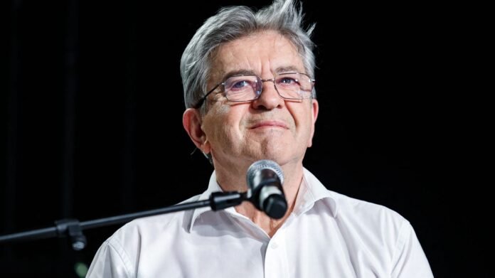 "On va gagner !" : au meeting de Jean-Luc Mélenchon en Bretagne, l'ambiance est à l'optimisme chez les militants insoumis