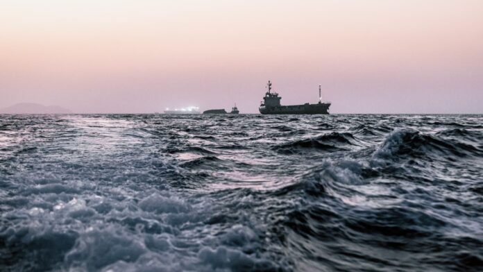 "Sans accord concret, la situation restera très très instable": le trafic maritime chute dans le détroit d'Ormuz après de nouveaux échanges de tirs