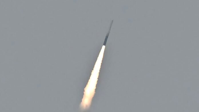"Un moment essentiel du voyage dans l'espace": lancement réussi pour la première fusée "privée" indienne