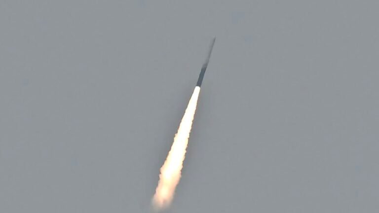 "Un moment essentiel du voyage dans l'espace": lancement réussi pour la première fusée "privée" indienne