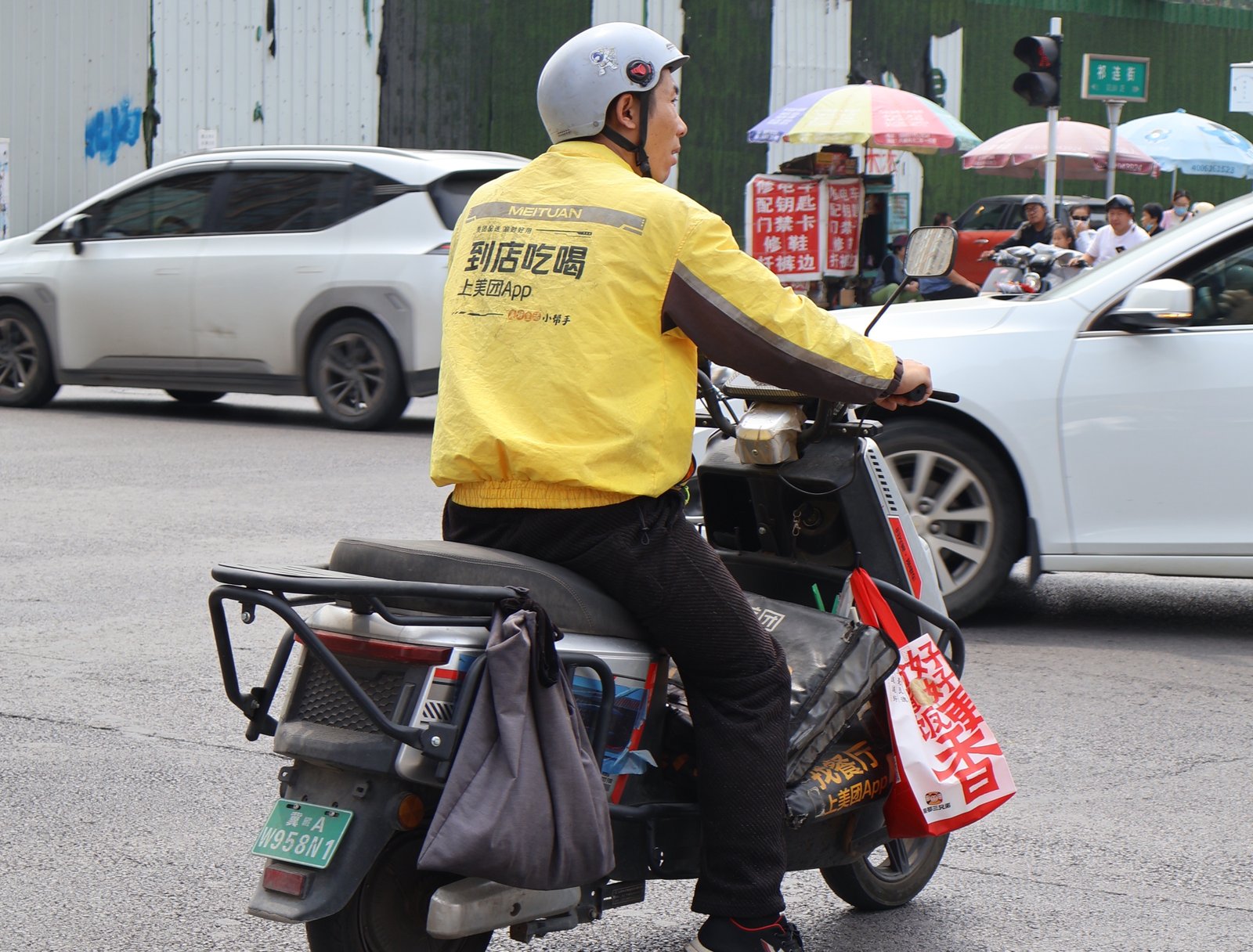 Un livreur de repas Meituan en Chine (黎飞羽)