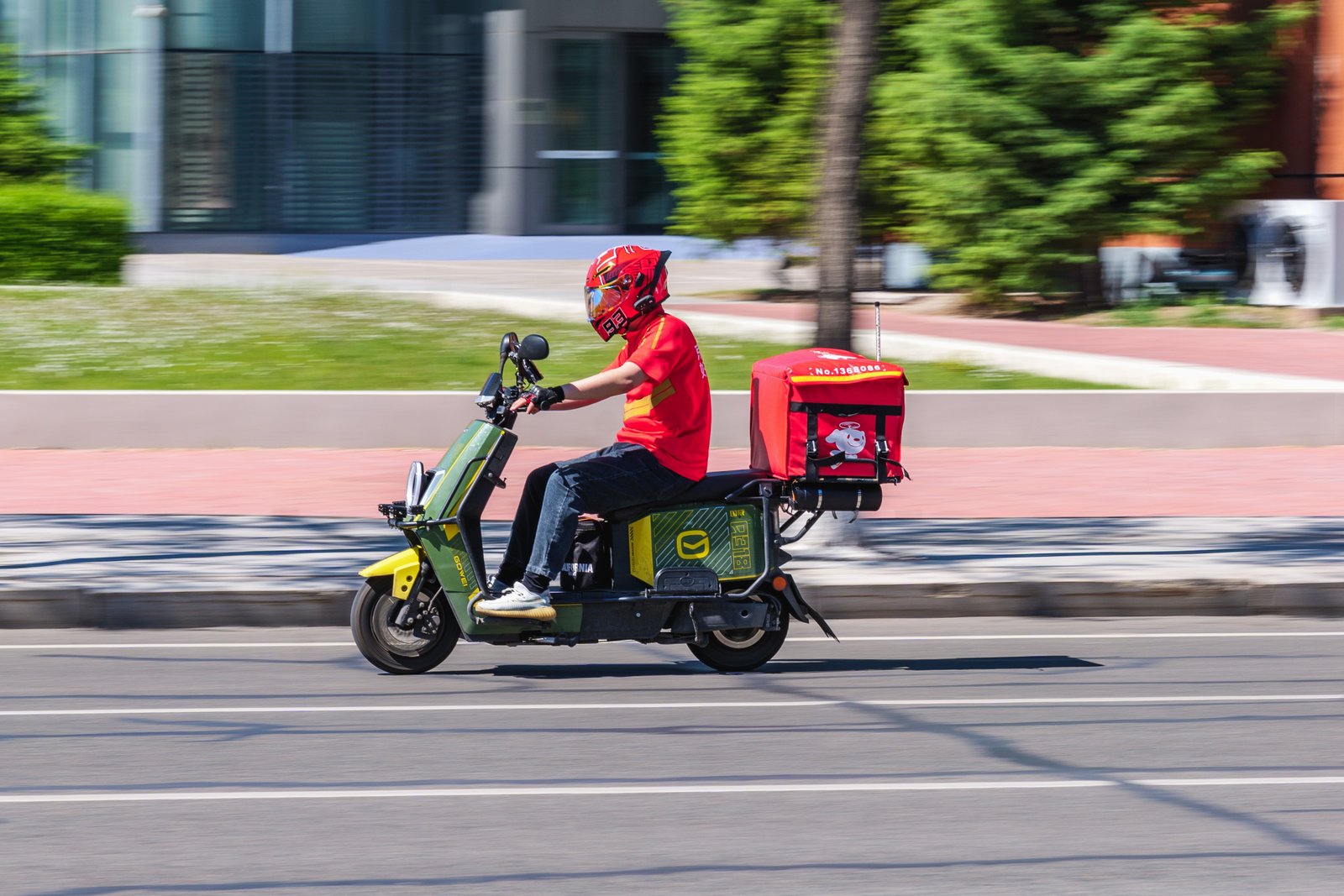 Un livreur de JD.com à Daqing, en Chine (TurnOnTheNight)