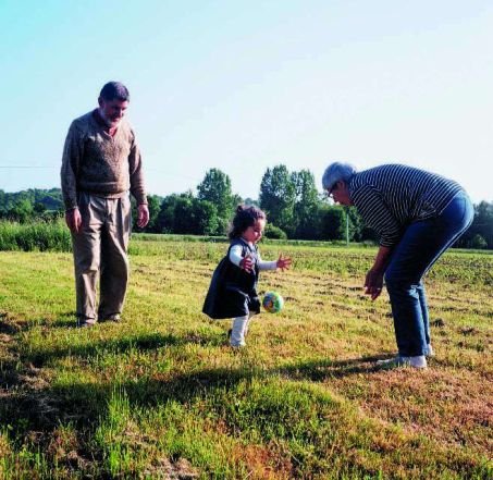 Être un grand-parent impliqué serait bénéfique pour le cerveau, mais seulement lorsque ce rôle s\'ajoute à celui des parents, et ne le remplace pas.