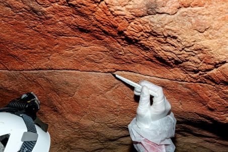 prélèvements d\'échantillons de pigments, grotte ornée de Tebellín (Espagne), pour recherche d\'ADN