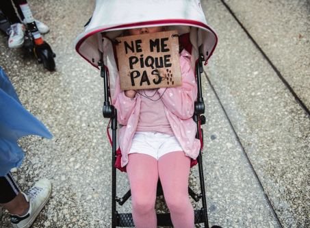 La campagne de vaccination contre le covid-19 a suscité la méfiance, voire l’opposition d’une partie de la population. Ici lors d’une manifestation à Dijon le 24 juillet 2021.