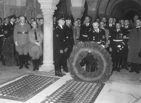 Célébration de la fête d\'Heinrich dans l\'église Saint-Servais de Quedlinbourg en 1938, Heinrich Himmler au centre