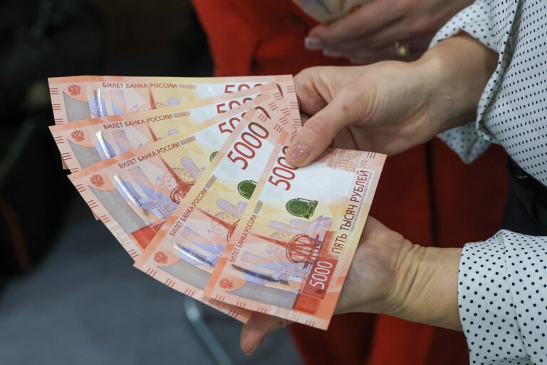 بوتين: العملة الأجنبية تفقد بريقها في روسيا